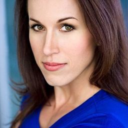 Kelly Kula 飾演 Raven (Mercenary)