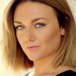 Faye McKeever - Pond Life演員 飾演Tracey Collett