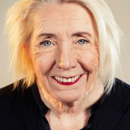 欣·艾格斯 飾演 Debbies buurvrouw