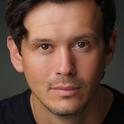 Lawrence Murphy 飾演 Young Cop