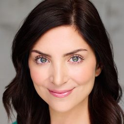 Anthea Greco 飾演 Podesta's Wife / Twin Daughter 1 / Parishioner Woman (voice)