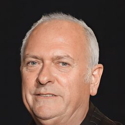 Spike Edney 飾演 Keyboards