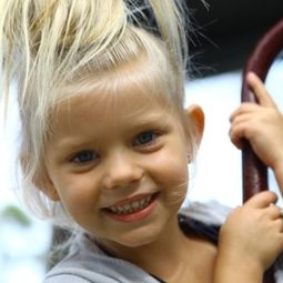 Charlee Thomas 飾演 Lil's grand-daughter