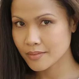 Joan Almedilla 飾演 Rosalie