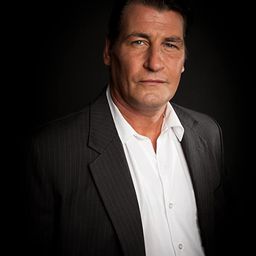 John Boxer 飾演 Angus Vasnar