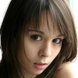 Ariel Rebel 飾演 Adele