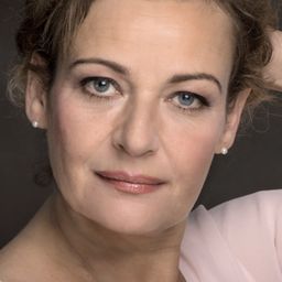 Lilly Forgách 飾演 Bartender