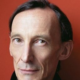 朱利安·瑞金斯 飾演 Dr. Heker