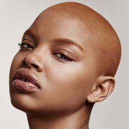 Slick Woods 飾演 Goldie