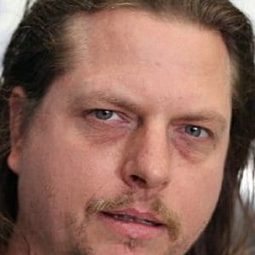 Zia Harris 飾演 Chuck