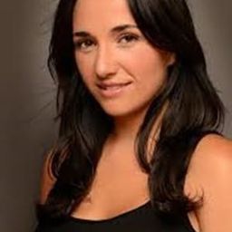 Patricia Álvarez 飾演 Young Kyoko