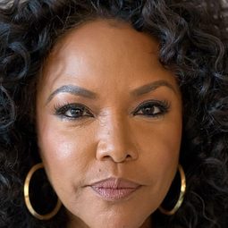 林恩·懷特菲爾德 - 我們的小小聖誕演員 飾演Irene