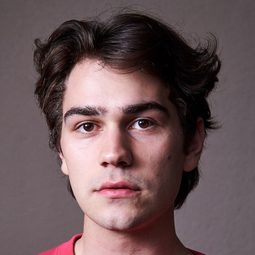 Paul Michael Stiehler 飾演 Leon