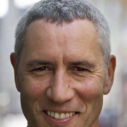 瑞夫·赫佛斯 - Night Train to Venice演員 飾演Skin Max