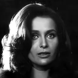 Erika Blanc 飾演 Maria Clara