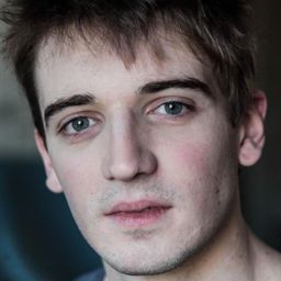 Edouard Sulpice 飾演 Édouard