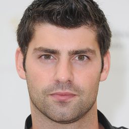 Travis Milne - 過年有禮不嫌多演員 飾演Charlie