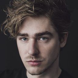 奧斯卡·瑞巴切克 飾演 Artur