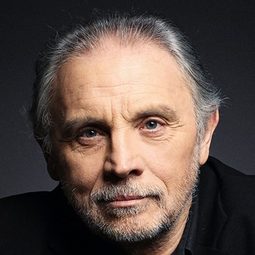 Suavi Eren 飾演 Kenan Evren