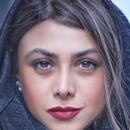 Azadeh Samadi 飾演 