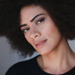 Ana Flavia Cavalcanti 飾演 Priscila