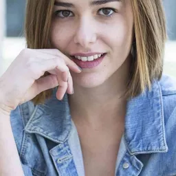 Anne-Sophie Soldaini 飾演 Justine