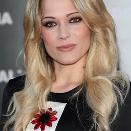 蘿拉·琪雅蒂 飾演 Bella