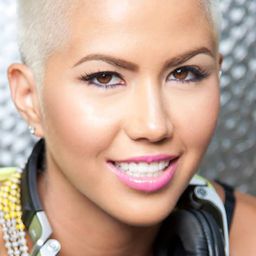 Paula Van Oppen - 艷舞巨星演員 飾演Anna