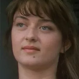 Ursula Davis 飾演 Vivi