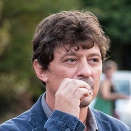 Rosario Petix 飾演 Cop #1