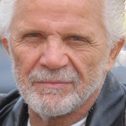 Jed Mills 飾演 Chuck Bradley