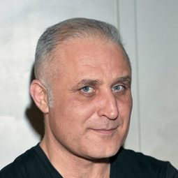 澤米斯沃·布魯西斯 - 我是神演員 飾演Father of 'Magik'