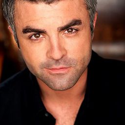 Peter Wylie 飾演 Uniformed Officer