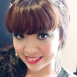 Adrienne Vergara 飾演 Joanne