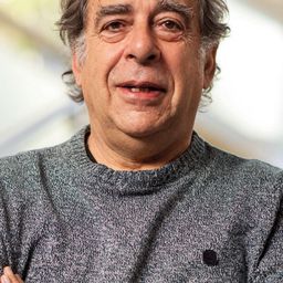 約翰·拉賈托 飾演 Santos