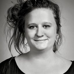 Nóra Rainer-Micsinyei - 夢鹿情緣演員 飾演Sári