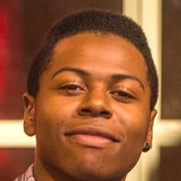 Ramon Francisco 飾演 Célio