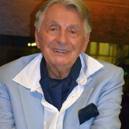 Demeter Bitenc 飾演 Dick Stone