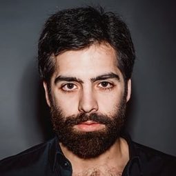 Ash Goldeh 飾演 Nader Hosseini