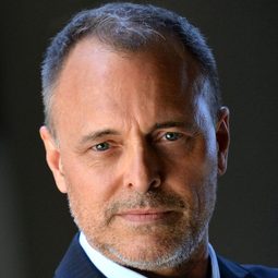 Barry W. Levy - 聖誕老人亂亂愛演員 飾演Robert