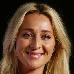 Asher Keddie 飾演 Angela