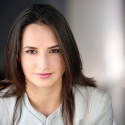 Maria Sova - 與危險同眠演員 飾演Mandy