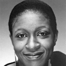 Isabell O'Connor 飾演 Antigone