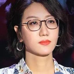 易立競 飾演 CEO