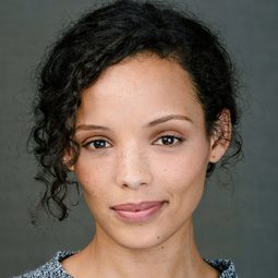 妮可·弗圖因 飾演 Naledi Gumede
