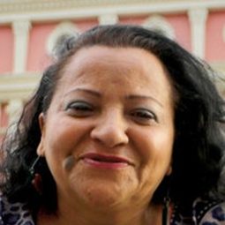 Rosa Malagueta 飾演 Esmeraldina