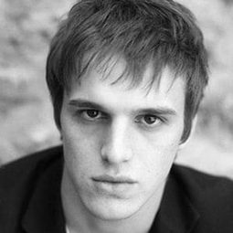 Arthur Verret 飾演 Tom