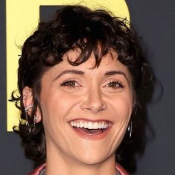 艾莉森·史東 飾演 Back Up Dancer