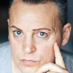 Boris Sirven 飾演 Greg