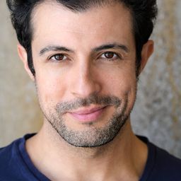 Rodrigo Rojas 飾演 Detective Romero